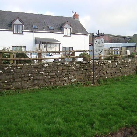 The Farmhouse Lochmeyler Acomodação com café da manhã Llandeloy Exterior foto